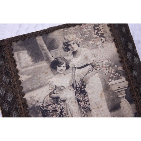 Vintage jewelry box 2 pretty flower girls, French brocade ribbon covered trinket - Picture 6 of 9